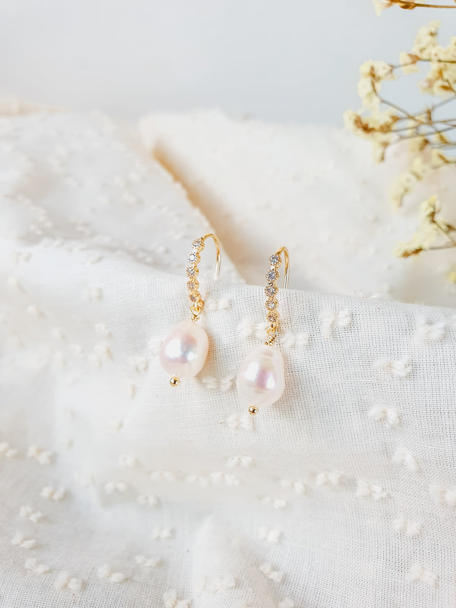 Maura Pearl Earrings 1 (pinkish luster)