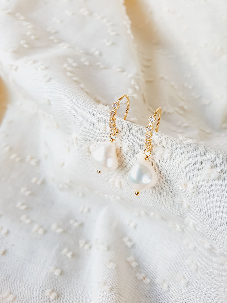 Maura Pearl Earrings 2 (classic white)
