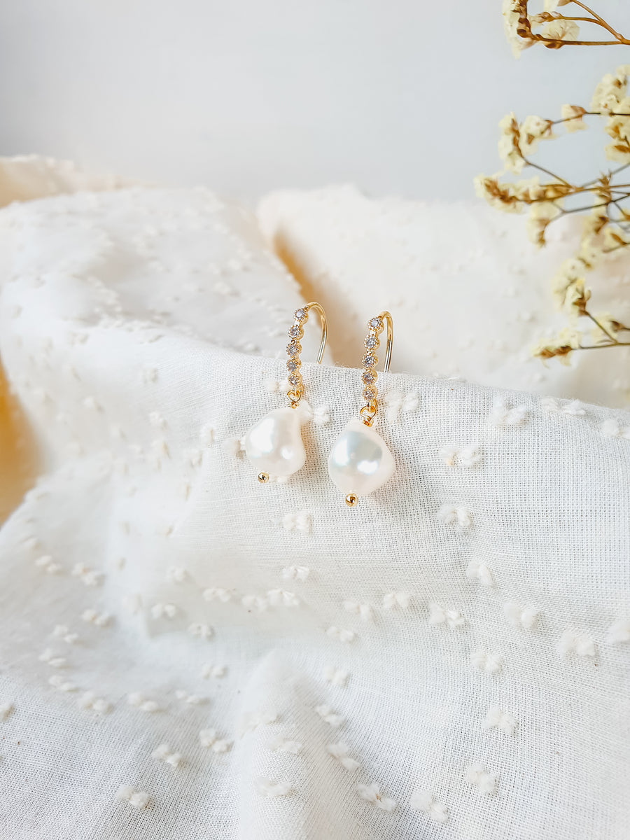Maura Pearl Earrings 2 (classic white)